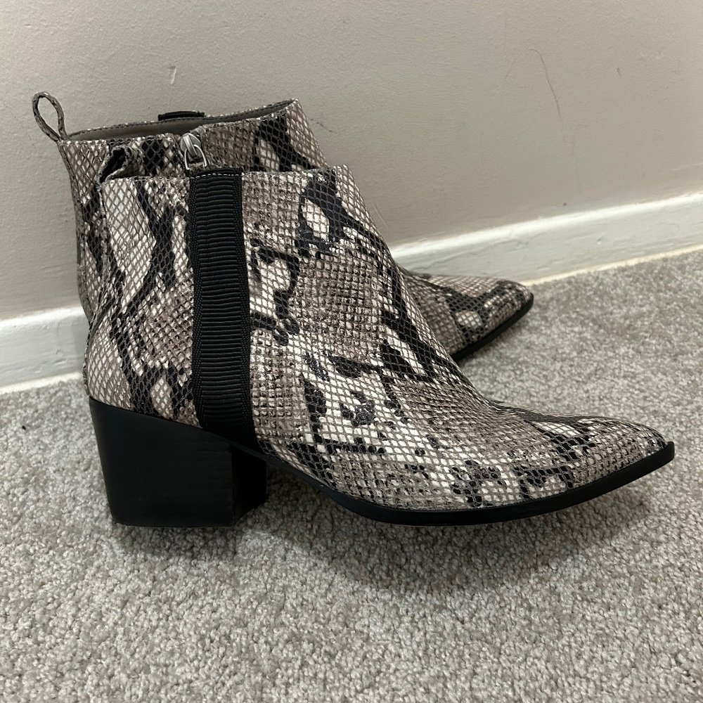 Genuine Leather Linea Paolo Black/White Reptile Bootie, Side Zip Sz 9 Exc.Cond.